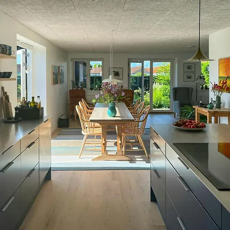 I Med Orangeri Taet Pa Havnen Sæby