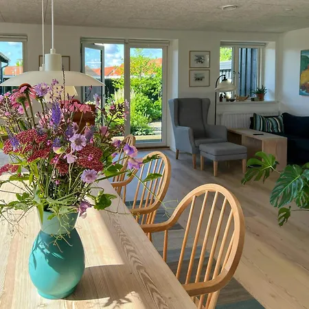 I Med Orangeri Taet Pa Havnen * Sæby