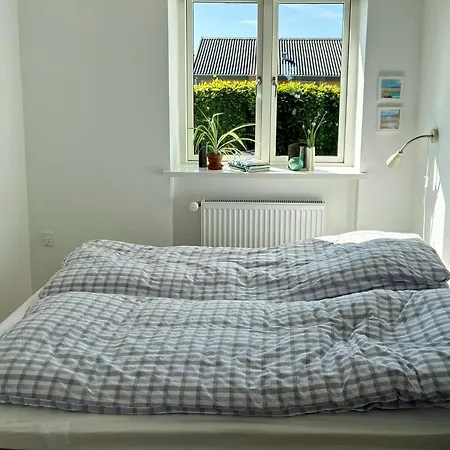 I Med Orangeri Taet Pa Havnen Casa de Férias