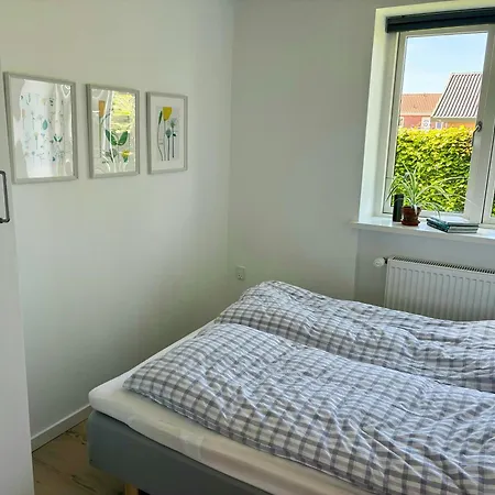 I Med Orangeri Taet Pa Havnen Casa de Férias Sæby