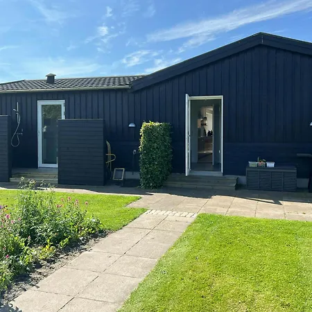 I Med Orangeri Taet Pa Havnen