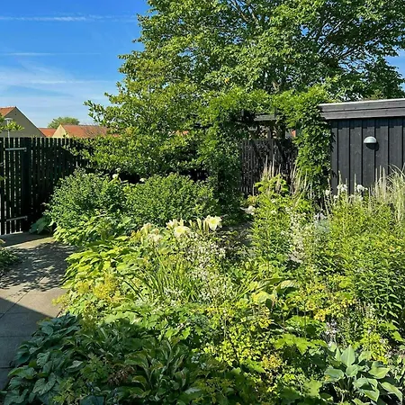 I Med Orangeri Taet Pa Havnen Feriehus