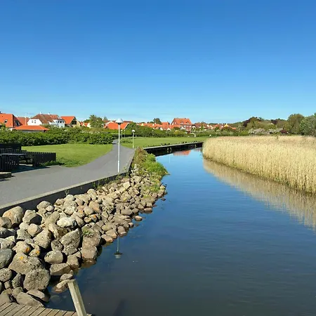 I Med Orangeri Taet Pa Havnen *